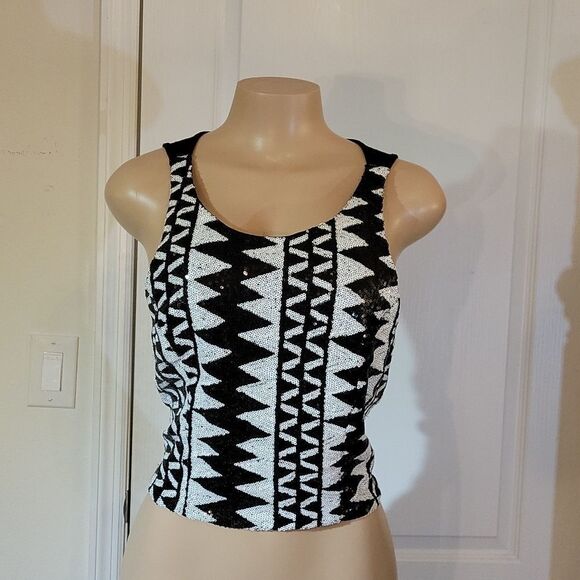 CHARLOTTE RUSSE WHITE &BLACK SEQUENCE PATTERN DESIGN CROP TOP - Picture 3 of 13